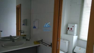 Imagen 3 de Pabellón en venta con buenas oficinas en Galdakao